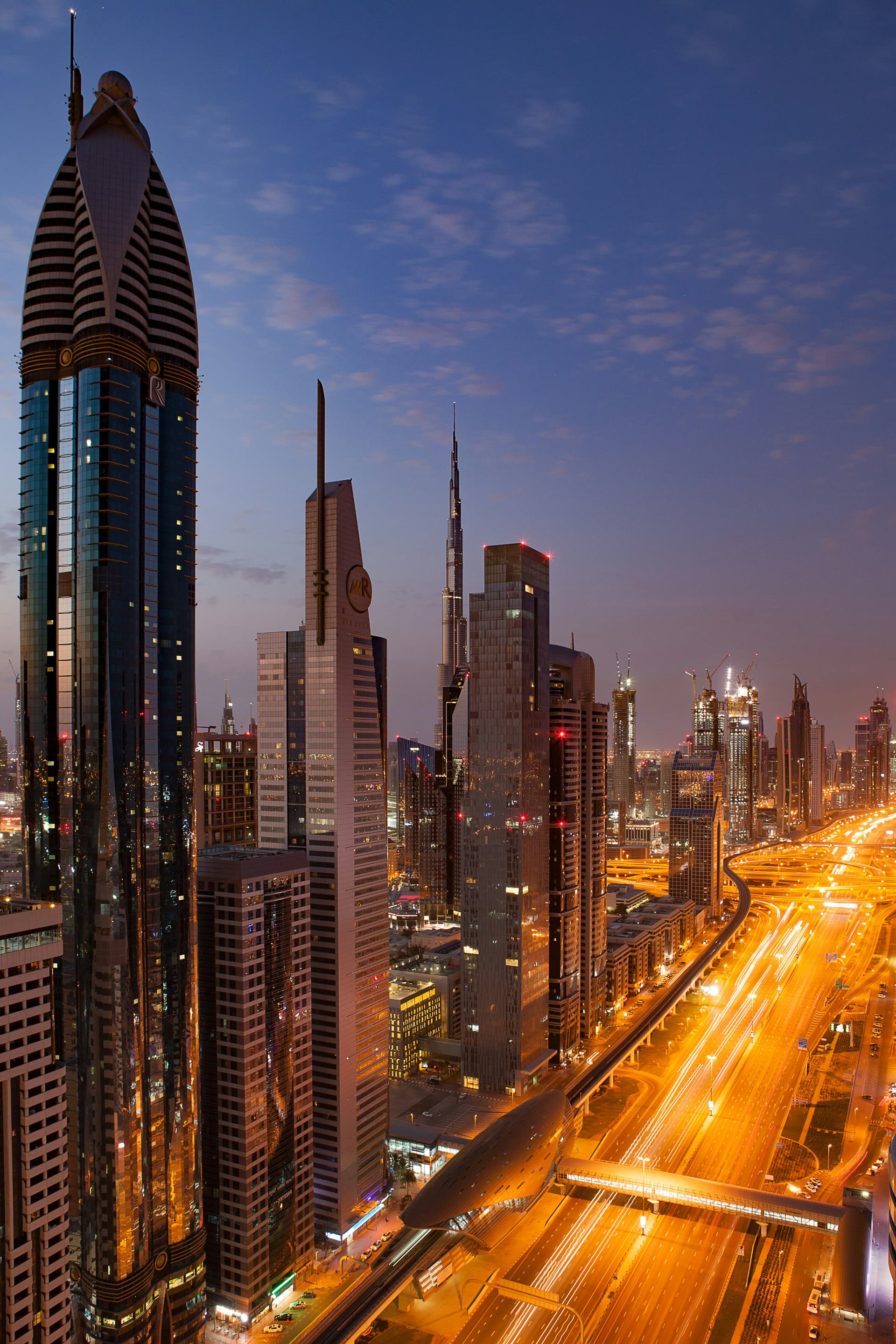 Avenue Sheikh Zayed à Dubaï de nuit, quartier d'affaires