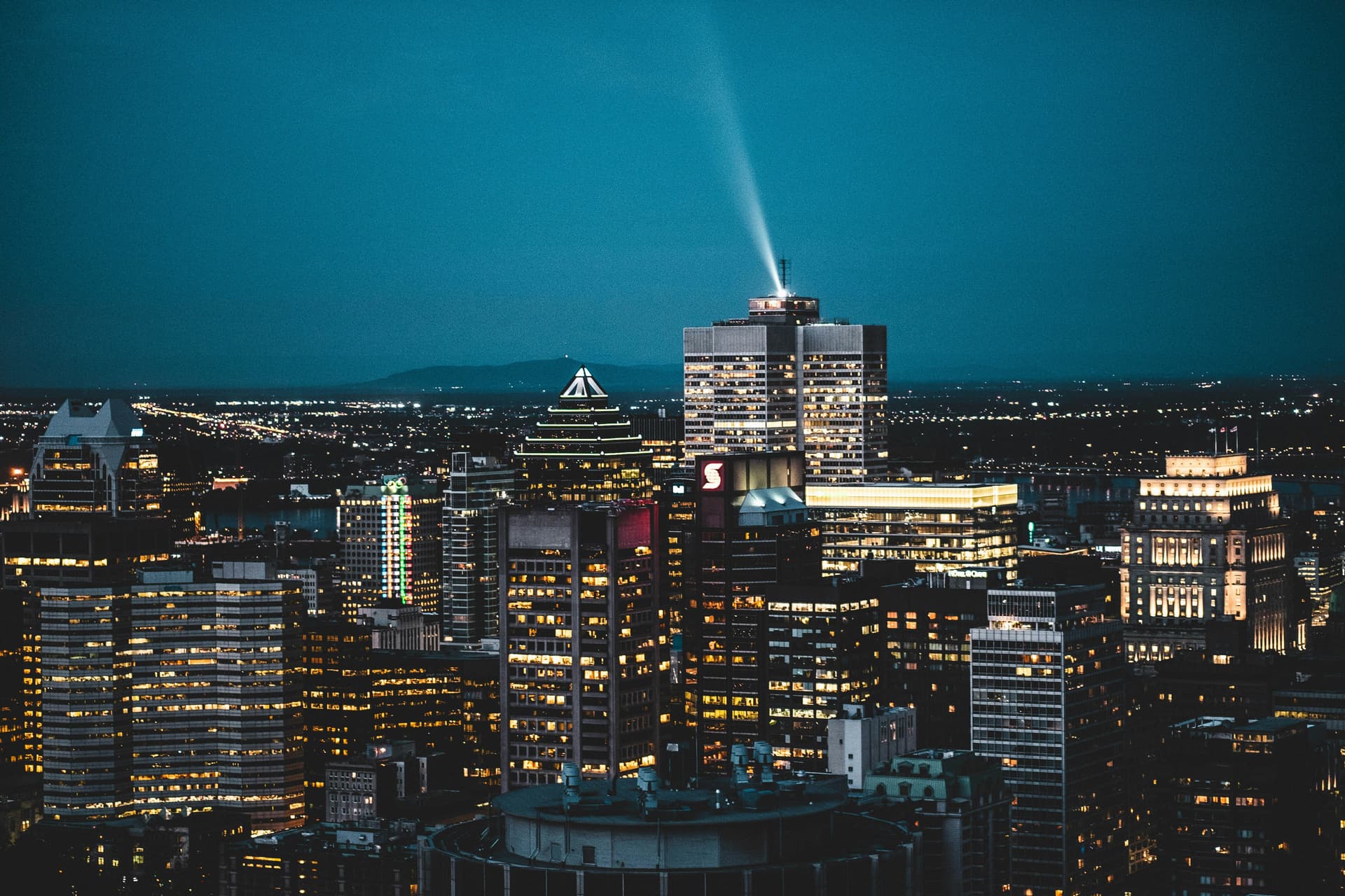 Centre-ville de Montréal illuminé la nuit, Québec